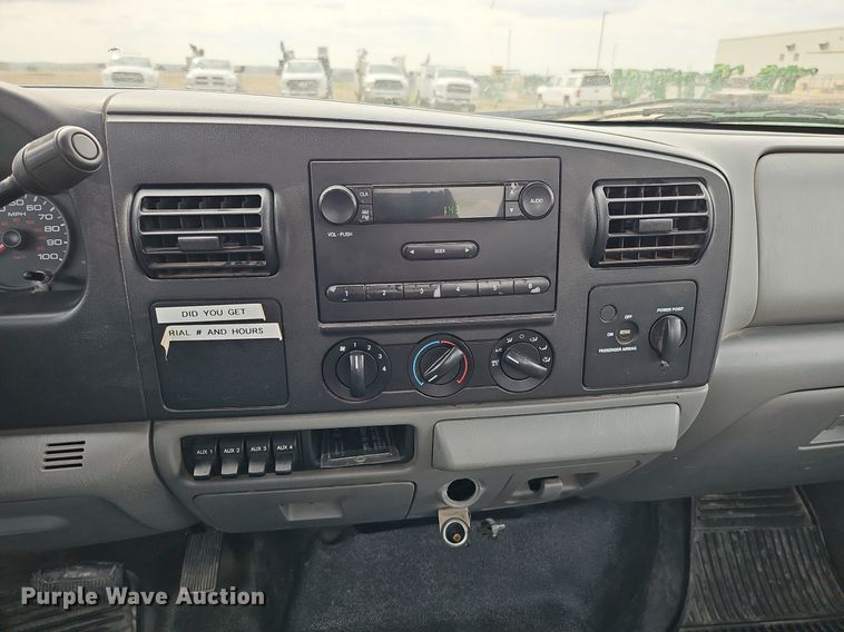 image for item DO4368 2005 Ford F250 Super Duty XL  utility bed pickup truck