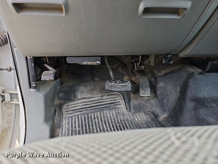 image for item DO4368 2005 Ford F250 Super Duty XL  utility bed pickup truck