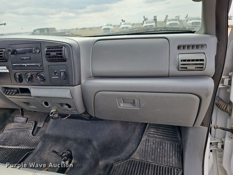 image for item DO4368 2005 Ford F250 Super Duty XL  utility bed pickup truck