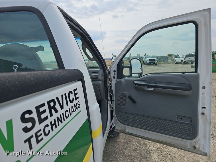 image for item DO4368 2005 Ford F250 Super Duty XL  utility bed pickup truck