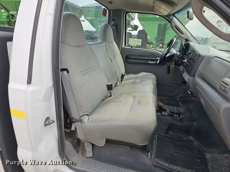 image for item DO4368 2005 Ford F250 Super Duty XL  utility bed pickup truck