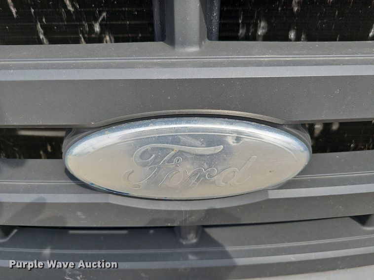 image for item DO4368 2005 Ford F250 Super Duty XL  utility bed pickup truck