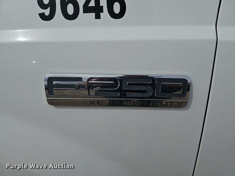 image for item DO4368 2005 Ford F250 Super Duty XL  utility bed pickup truck