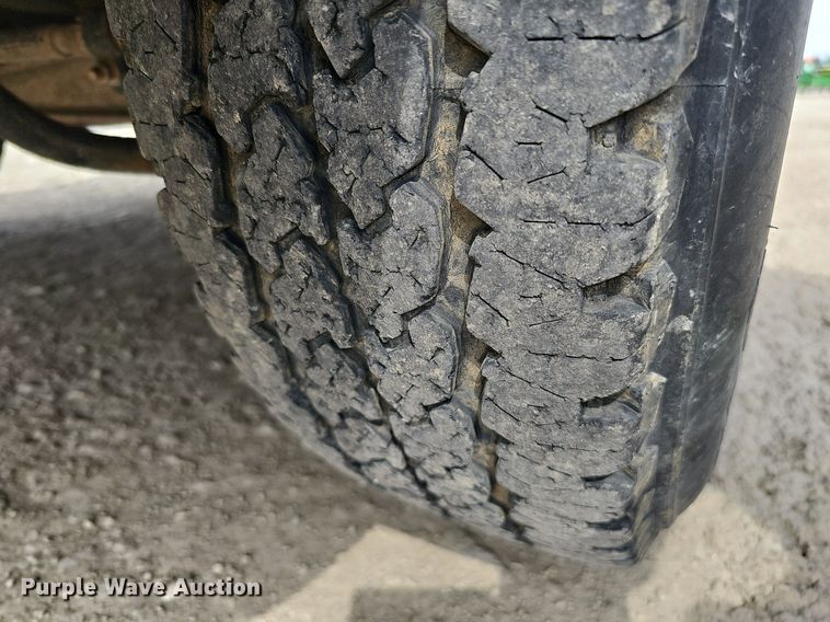 image for item DO4368 2005 Ford F250 Super Duty XL  utility bed pickup truck