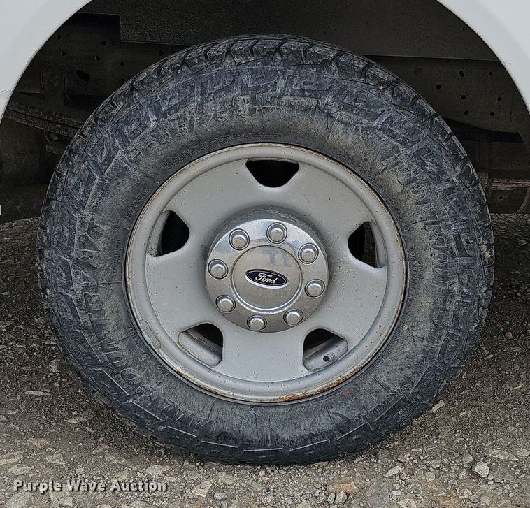 image for item DO4368 2005 Ford F250 Super Duty XL  utility bed pickup truck