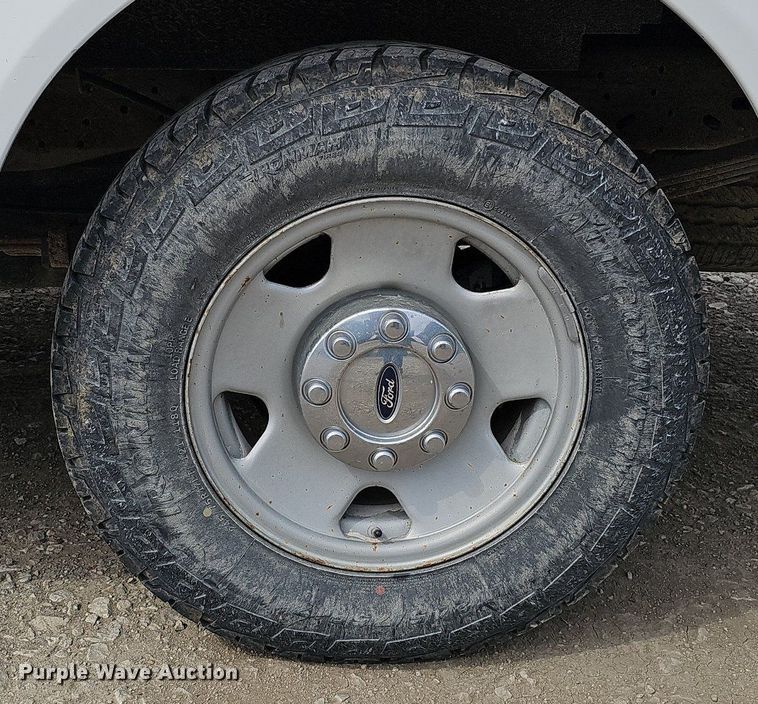 image for item DO4368 2005 Ford F250 Super Duty XL  utility bed pickup truck