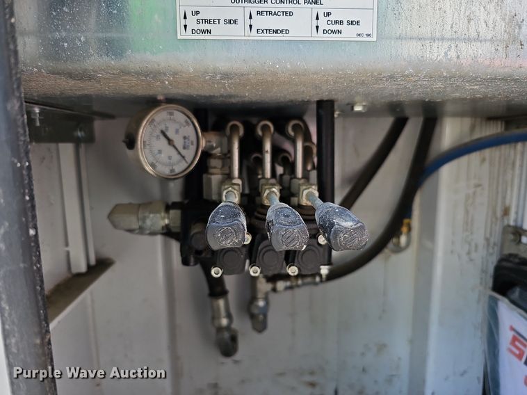 image for item DO4369 2015 Ford F550 Super Duty  utility / service truck