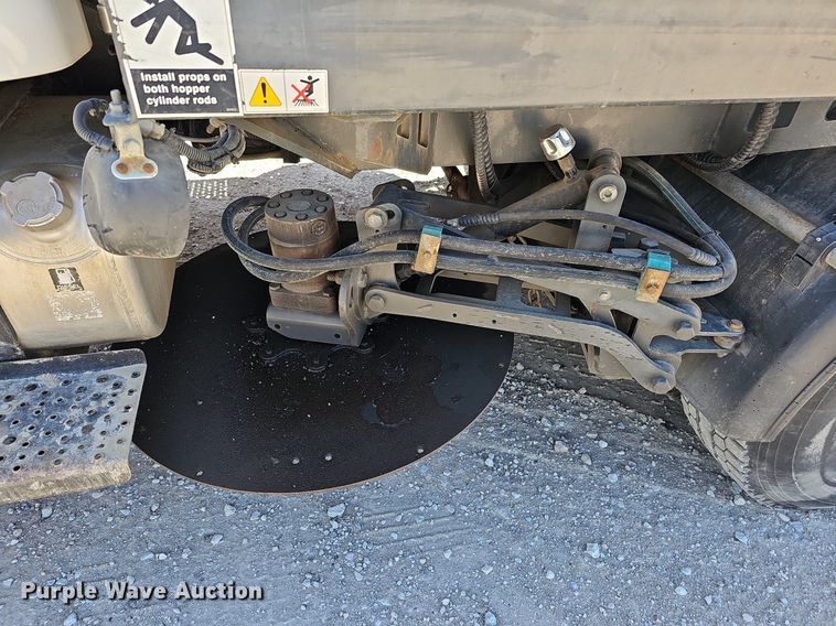 image for item DO4375 2006 Freightliner Business Class M2  street sweeper truck