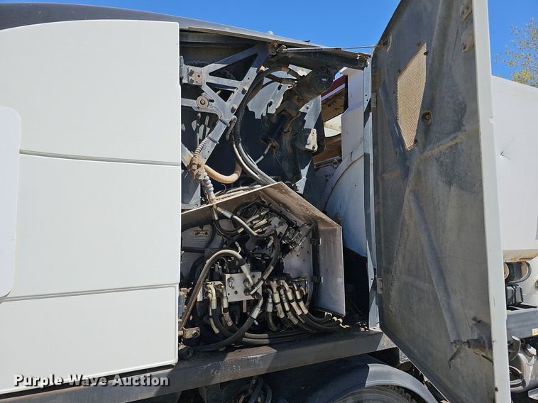 image for item DO4375 2006 Freightliner Business Class M2  street sweeper truck