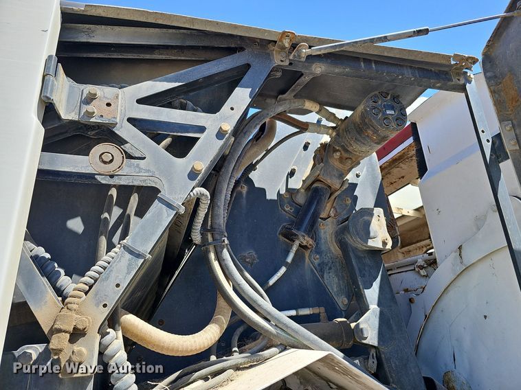 image for item DO4375 2006 Freightliner Business Class M2  street sweeper truck