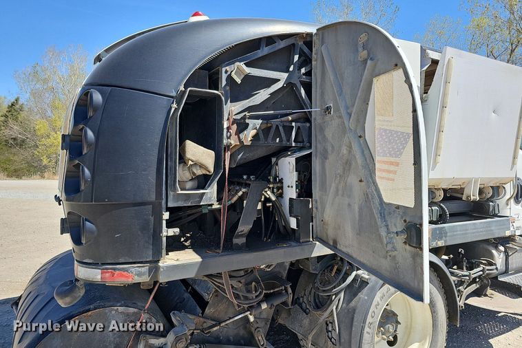 image for item DO4375 2006 Freightliner Business Class M2  street sweeper truck