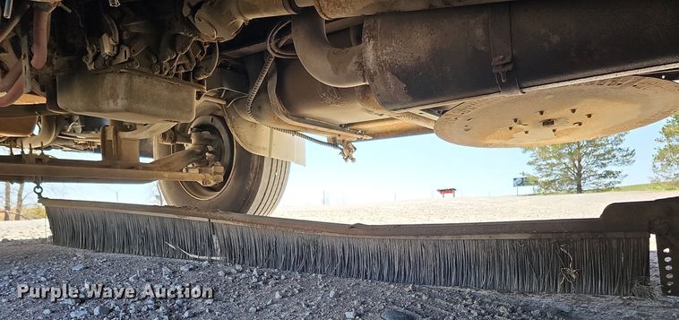 image for item DO4375 2006 Freightliner Business Class M2  street sweeper truck