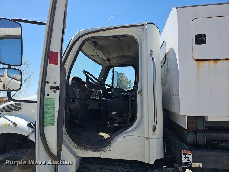 image for item DO4375 2006 Freightliner Business Class M2  street sweeper truck