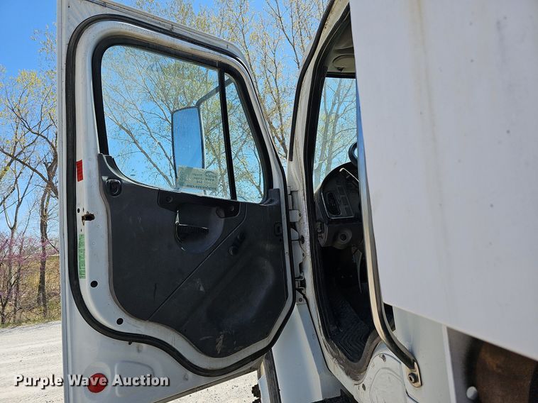 image for item DO4375 2006 Freightliner Business Class M2  street sweeper truck