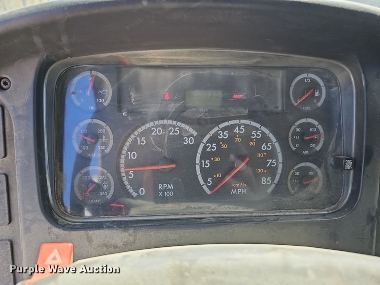 image for item DO4375 2006 Freightliner Business Class M2  street sweeper truck