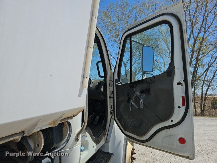 image for item DO4375 2006 Freightliner Business Class M2  street sweeper truck