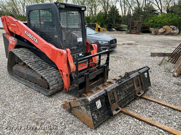 image for item DO4921 Kubota SVL95-2S  skid steer loader