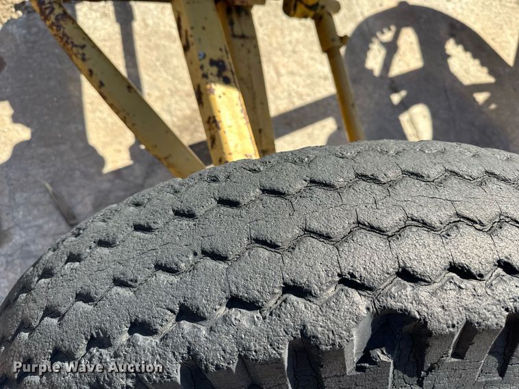 image for item DO4924 Caterpillar  rigid frame motor grader