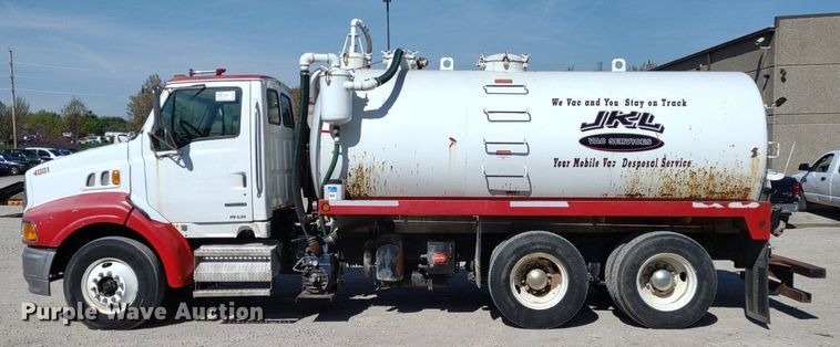 image for item DQ1698 2003 Sterling A9500  vacuum truck