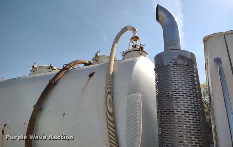 image for item DQ1698 2003 Sterling A9500  vacuum truck