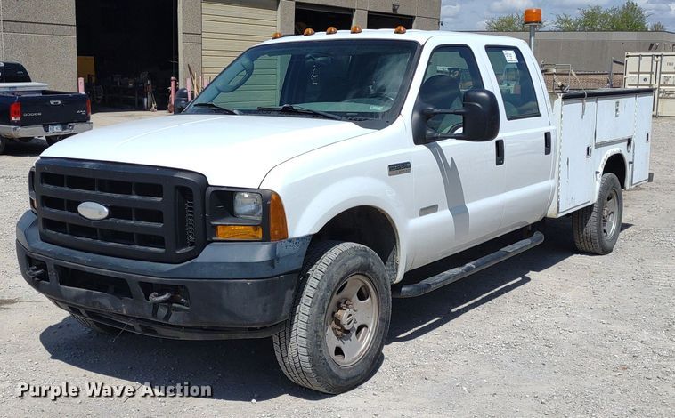 image for item DQ1700 2007 Ford F350 Super Duty XL  Crew Cab utility bed pickup truck