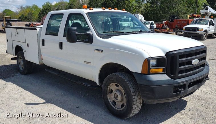 image for item DQ1700 2007 Ford F350 Super Duty XL  Crew Cab utility bed pickup truck