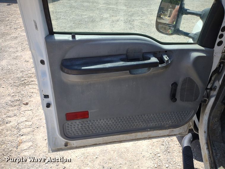 image for item DQ1700 2007 Ford F350 Super Duty XL  Crew Cab utility bed pickup truck