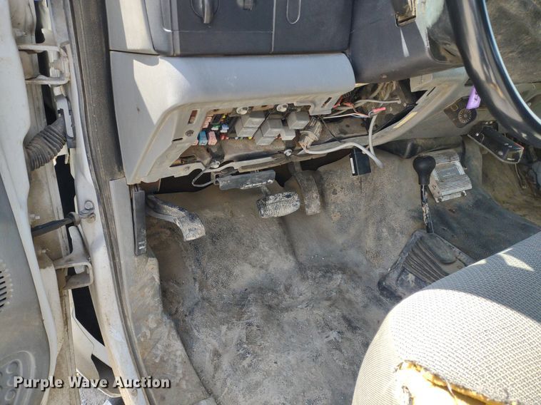 image for item DQ1700 2007 Ford F350 Super Duty XL  Crew Cab utility bed pickup truck