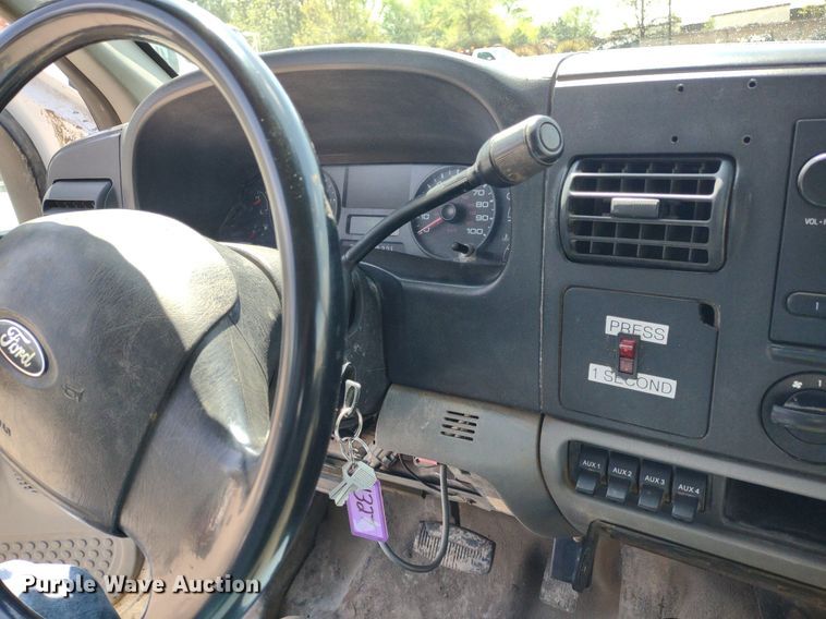 image for item DQ1700 2007 Ford F350 Super Duty XL  Crew Cab utility bed pickup truck