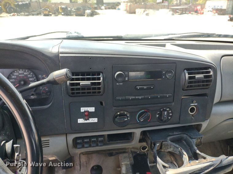 image for item DQ1700 2007 Ford F350 Super Duty XL  Crew Cab utility bed pickup truck