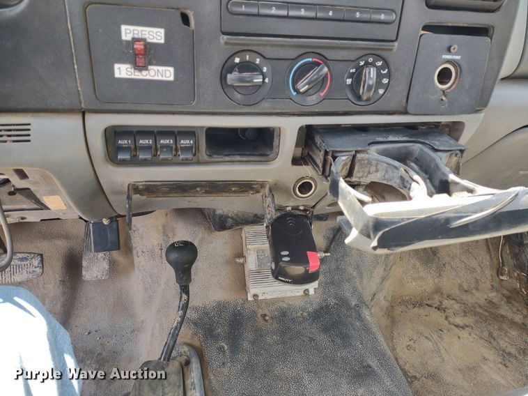 image for item DQ1700 2007 Ford F350 Super Duty XL  Crew Cab utility bed pickup truck