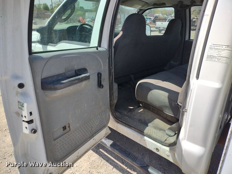 image for item DQ1700 2007 Ford F350 Super Duty XL  Crew Cab utility bed pickup truck