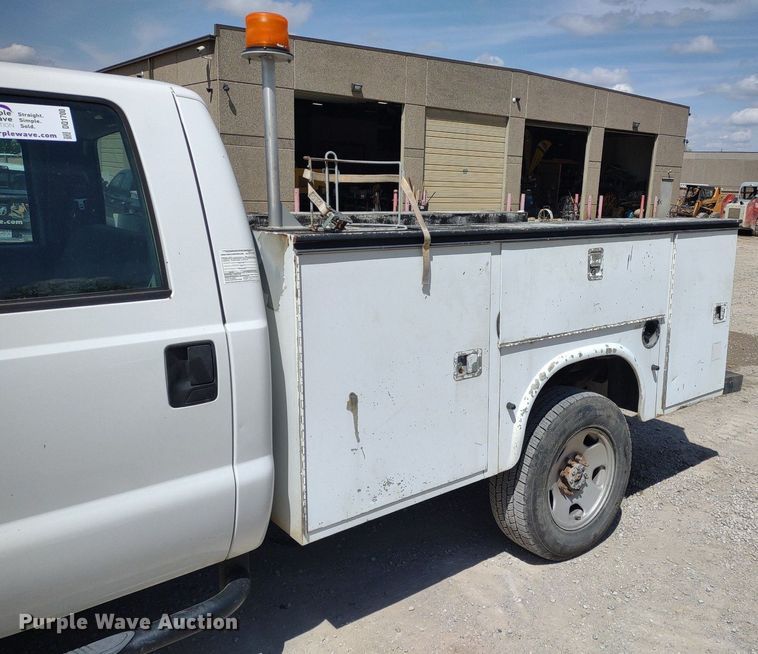image for item DQ1700 2007 Ford F350 Super Duty XL  Crew Cab utility bed pickup truck