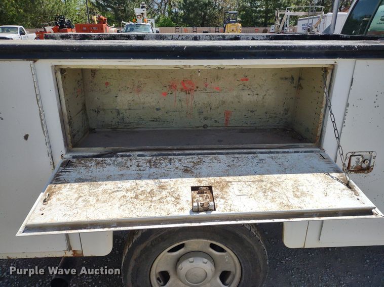 image for item DQ1700 2007 Ford F350 Super Duty XL  Crew Cab utility bed pickup truck