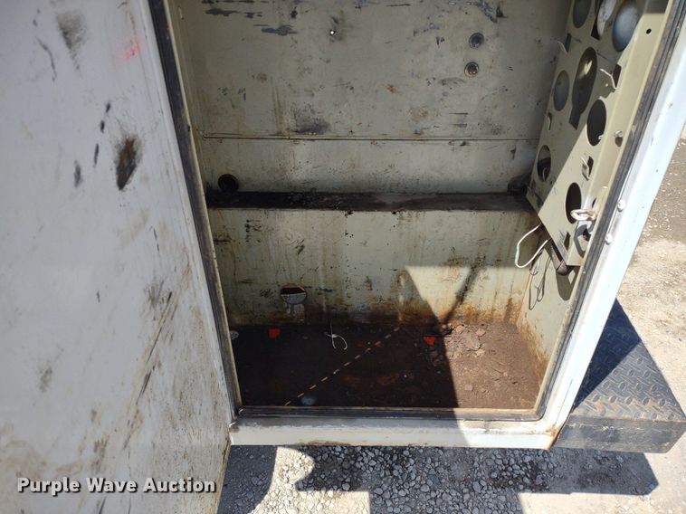 image for item DQ1700 2007 Ford F350 Super Duty XL  Crew Cab utility bed pickup truck