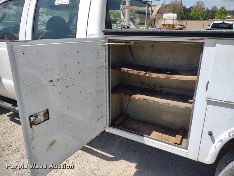 image for item DQ1700 2007 Ford F350 Super Duty XL  Crew Cab utility bed pickup truck