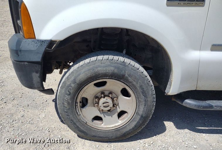 image for item DQ1700 2007 Ford F350 Super Duty XL  Crew Cab utility bed pickup truck