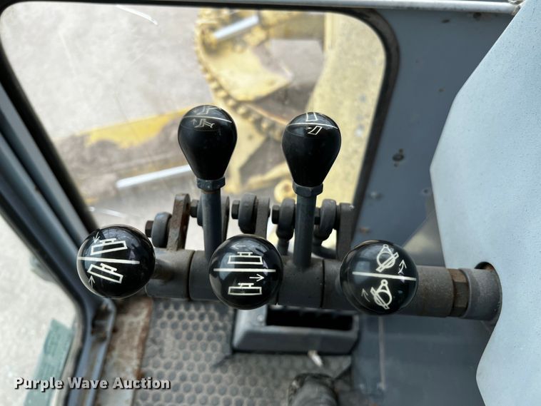 image for item DQ2037 2000 New Holland RG140  motor grader