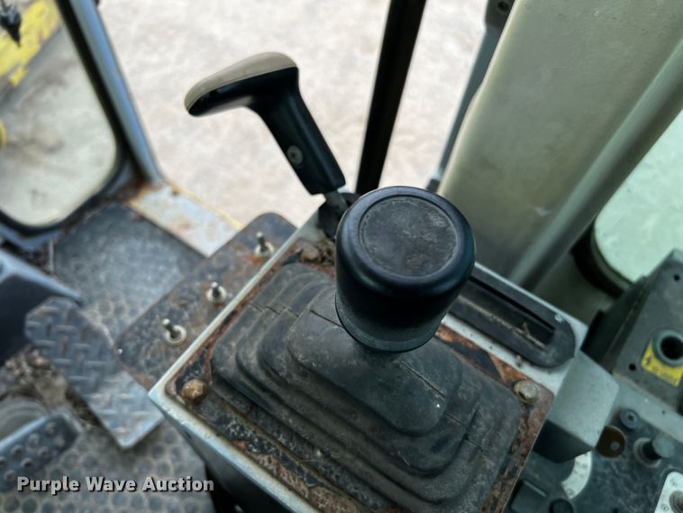 image for item DQ2037 2000 New Holland RG140  motor grader