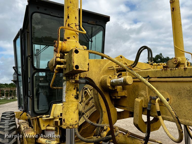 image for item DQ2037 2000 New Holland RG140  motor grader