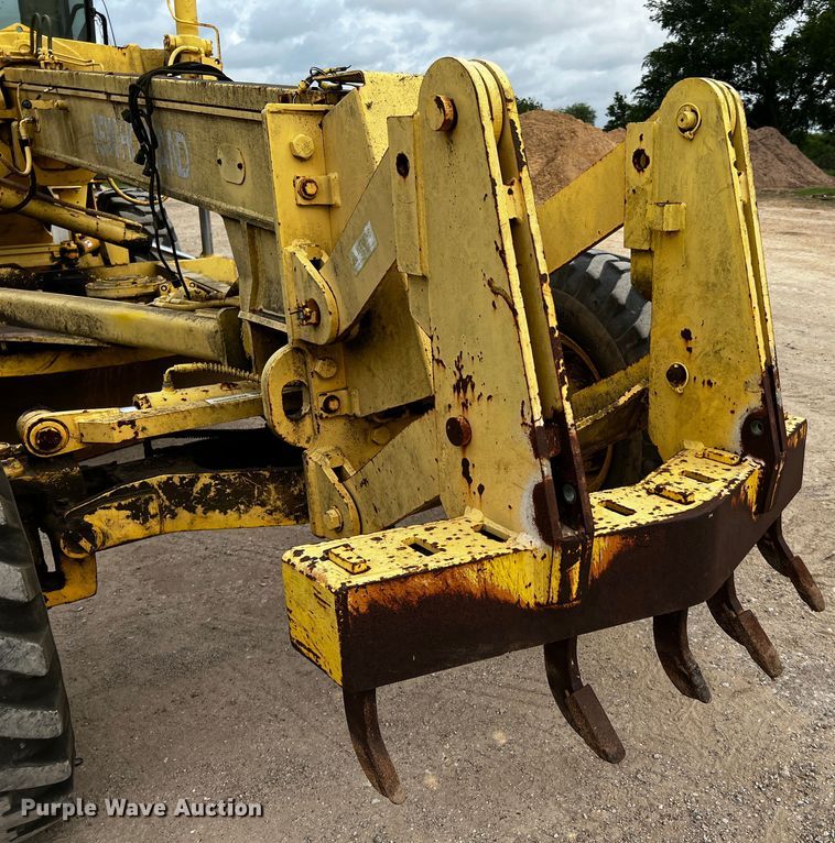 image for item DQ2037 2000 New Holland RG140  motor grader