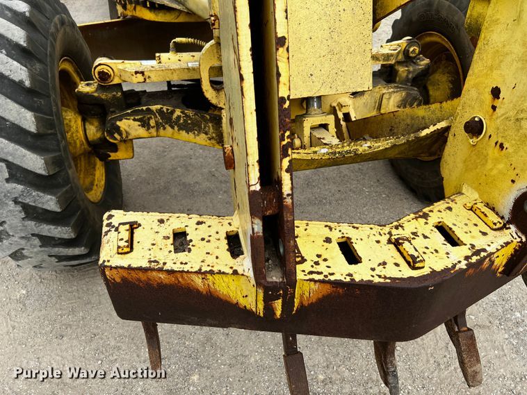 image for item DQ2037 2000 New Holland RG140  motor grader