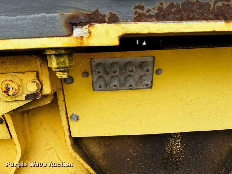 image for item DQ2037 2000 New Holland RG140  motor grader