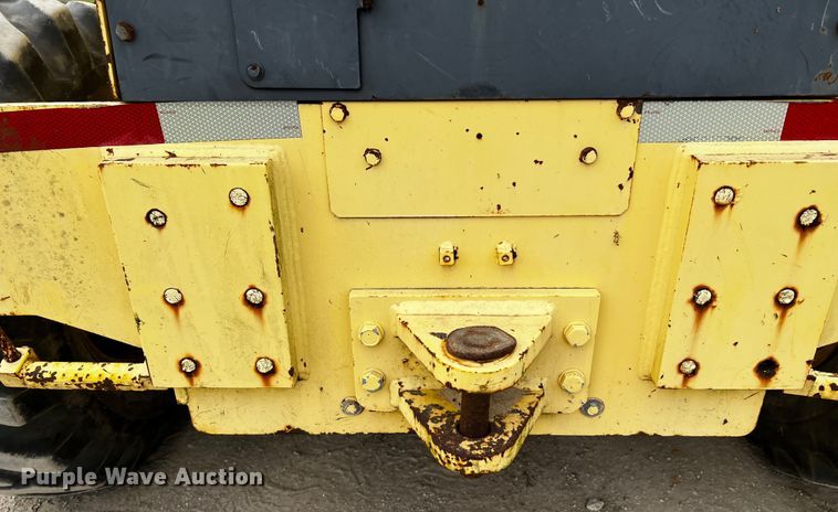 image for item DQ2037 2000 New Holland RG140  motor grader