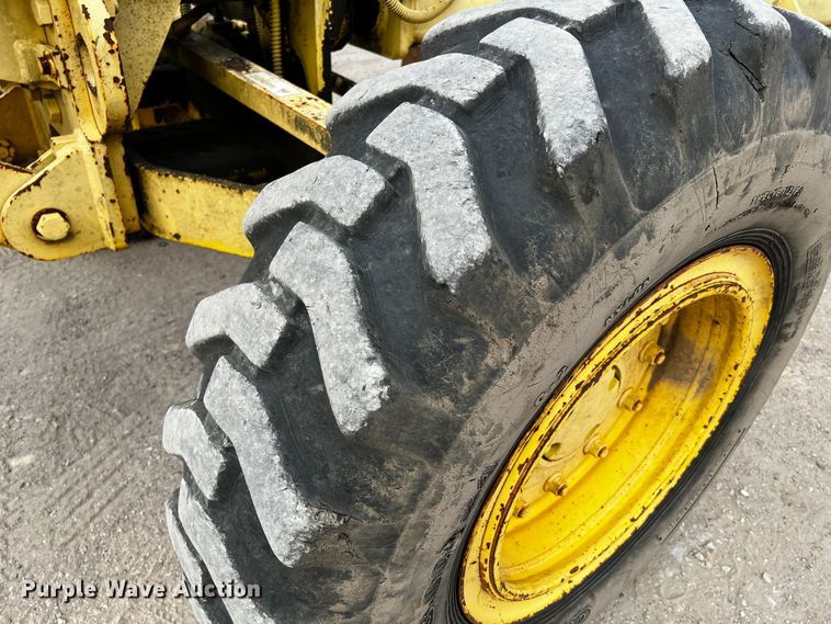 image for item DQ2037 2000 New Holland RG140  motor grader