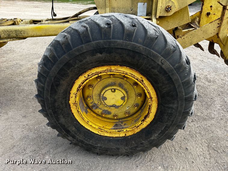 image for item DQ2037 2000 New Holland RG140  motor grader