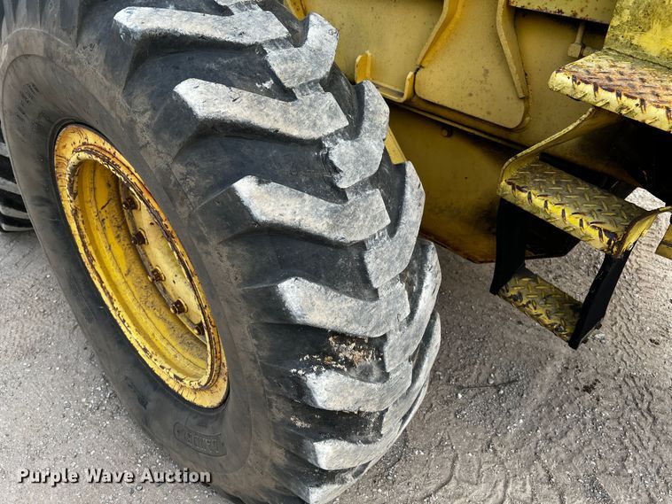 image for item DQ2037 2000 New Holland RG140  motor grader