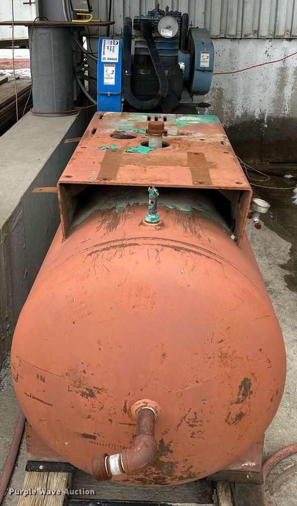 image for item DR4543 Quincy  air compressor