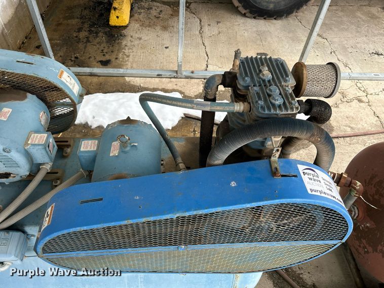 image for item DR4543 Quincy  air compressor