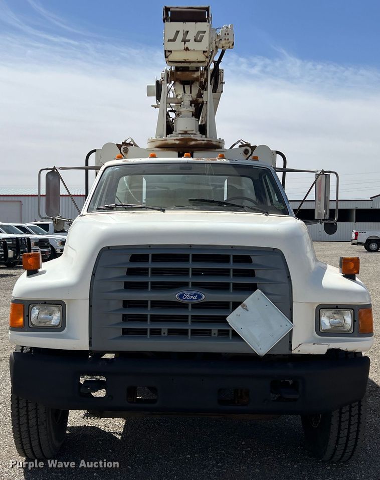 image for item DR5567 1995 Ford F800  crane truck